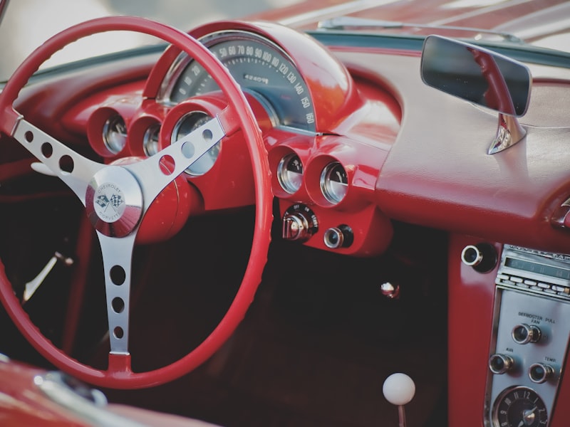 Birden fazla surus yonu olan bir kavşağa yaklasan araba