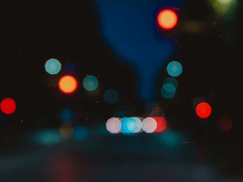 Telefoon met contactenlijst op het scherm