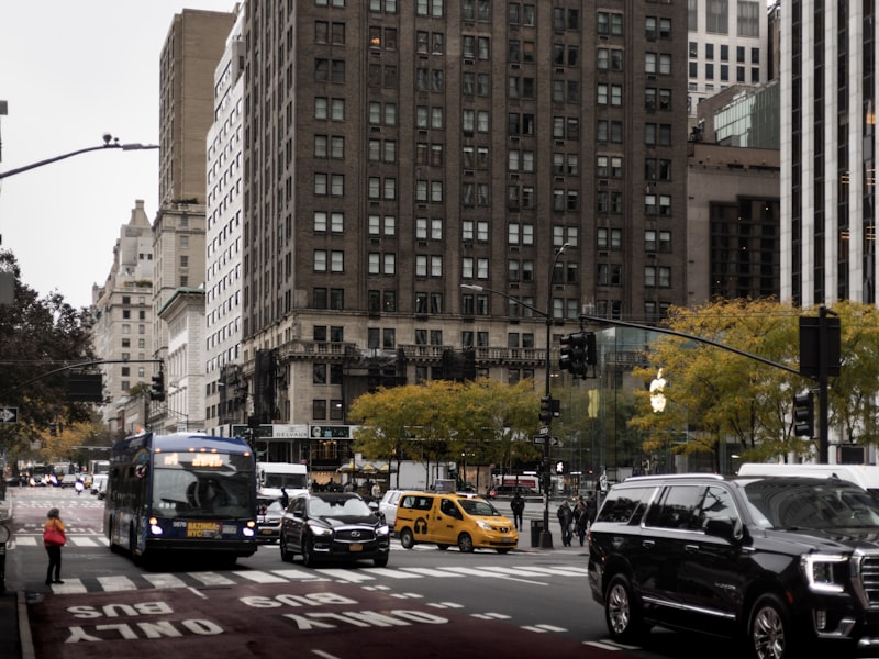 yogunke stadsweg met auto's en bisikletciler naast elkaar