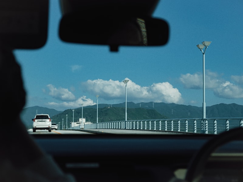 Arkadaki yolun yansimasi ile arabanin yan aynasi