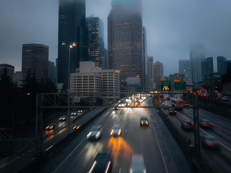 Stadsweg met trafik isiklari en fietsstroken