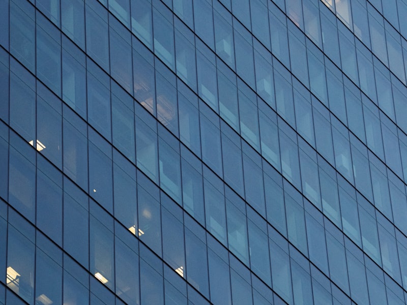 Parkeerterrein bij een modern kantoorgebouw