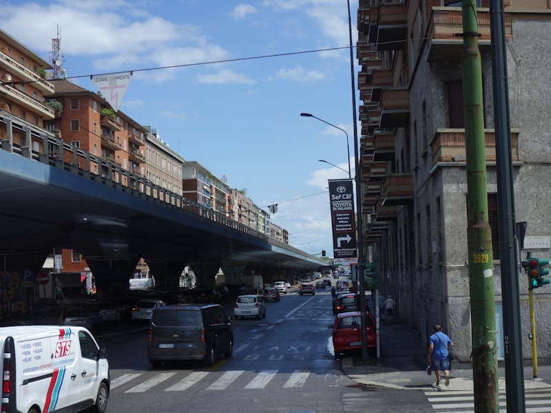 otoyol richting een grote stad met trafik isaretleri