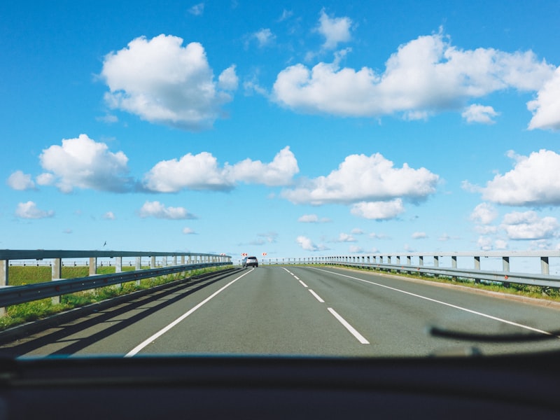 Surucu perspektifinden yogun bir yolun genis gorunumu